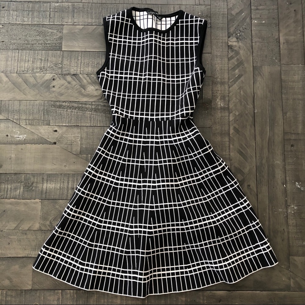 🚫SOLD — Zara patterned fit flare dress XS